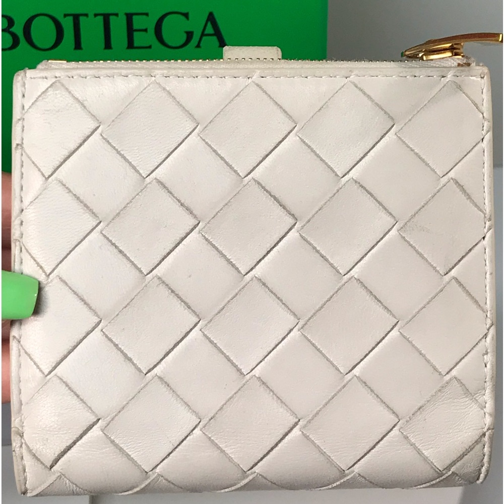 Bottega Veneta Intrecciato Lambskin Leather Wallet ๐ - Picture 16 of 17